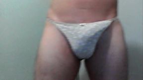 Casado Ativo com a Calcinha Fio Bege de Florzinha da Esposa Batendo Punheta e Gozando