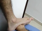Grabo a los pies de mi cuñado