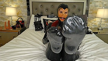 Heavy Rubber MILF Wears Gasmask