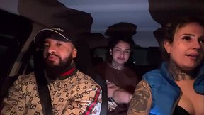 Motorista de aplicativo pega uma passageira que tinha acapado de fazer anivers&aacute_rio! N&atilde_o aguentamos e pedimos pra chupar ela toda de presente ate ela gozar gostoso nassa boca !