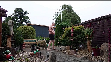 Dicker Mann im Vorgarten