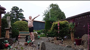 Dicker Mann im Vorgarten