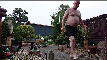 Dicker Mann im Vorgarten