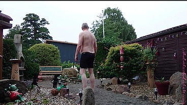 Dicker Mann im Vorgarten
