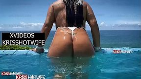 Kriss Hotwife De Mai&ocirc_ Branco Transparente Na Piscina Do Hotel Lotada