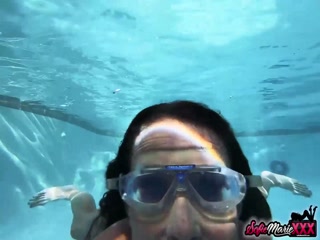 Brunette Cougar Sofie Marie Plays Her Pussy While Underwater