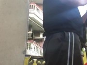 aplauso sanitario con un dildo metido y jugando en el balcon risky