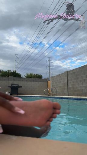 Foot Fetish: Fall Poolside in Arizona with Megami Unicorn💦