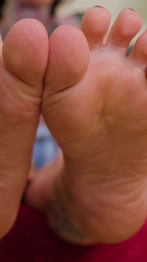 Oops, Eyes on MILF Feet Instead of TV
