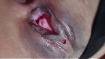 Humilhando o corno mostrando como ficou arrombada minha bucetinha depois de trair com v&aacute_rios amigos dele