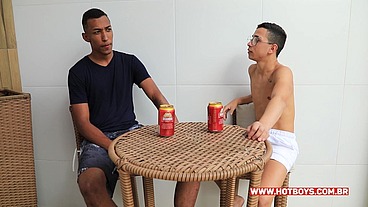 Novinho dando pro amigo pirocudo