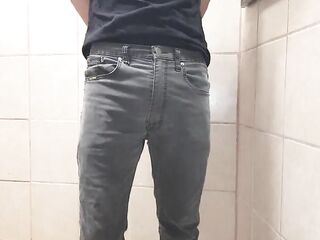 Orinándome en mis pantalones