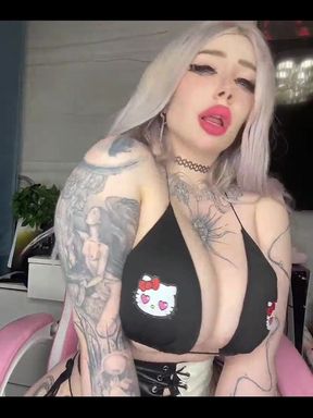 Gamer Girl Didn't Turn off Her Stream and Fucked Herself Right in Front of the Camera