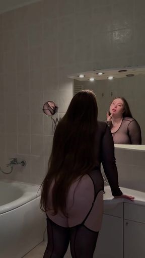 Amateur big-titted babe shows off her ass