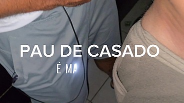 A PICA DO NOVO VIZINHO CASADO É MUITO GRANDE E O SAFADO GOZOU NA BOCA DO GAY.