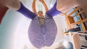 The huge buttocks of YIDE were flattened