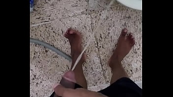 Joaoosafado gozando no banheiro