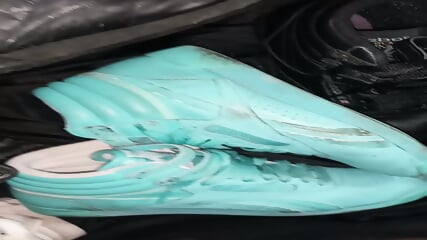 DIRTY REEBOK CUMSHOT