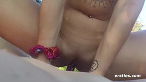 Ersties - Poolside Exhibitionismus mit Strap-on H&#x00F6;hepunkt