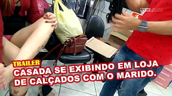 Casada Safada se exibindo para o vendedor em uma loja de cal&ccedil_ados, filmada pelo corno - Marido da Cristina