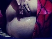 Jugando con mi ano mientras estoy solito en casa