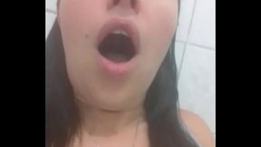 Casada safada se masturba no banheiro do trabalho