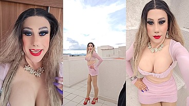 Gisaestrada walking in a blue sky