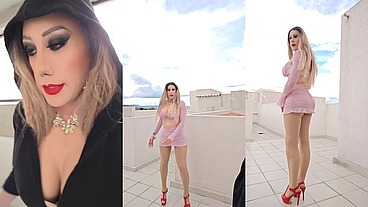 Gisaestrada walking in a blue sky