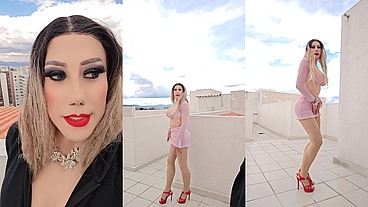 Gisaestrada walking in a blue sky