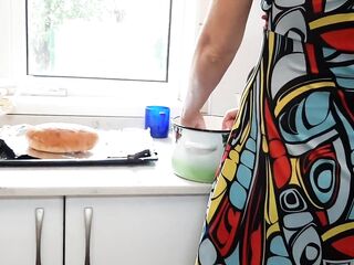 Пока моя мачеха готовила обед я за её спиной сделала кунилингус своей девушке. Часть 1
