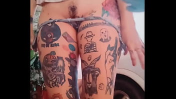 Ruiva tatuada se exibindo