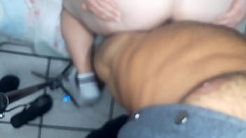 Uber Mete Seu Pau Grande e Preto Na Bunda Gorda do Cliente At&eacute_ Abrir o Cuzinho