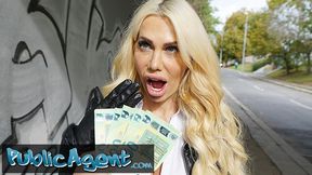 Public Sex Blonde Australierin Tori Cummings auf der Bürotreppe gefickt