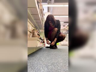 Hawt Lylou try on Shoes in the shopping center