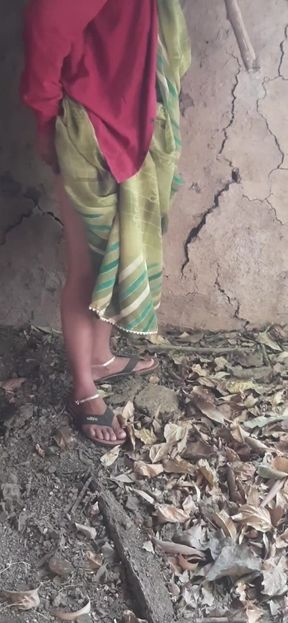 Key moment from &quot;In the field, the desi sister-in-law opened her saree and showed the fat ass by showing the grain of the&quot;