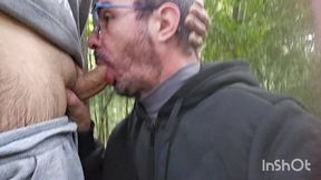 estava na trilha parado batendo uma punheta, chegou um cara me colocou para mamar ate gozar depois foi embora sem.olhar para traz.