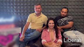 Big Tits MILF Real Hotwife - Cherry es la esposa de Adrian una MILF tetona de ojos verdes y vino para que le hicieran un anal dos singles siguiendo roleplay de esposa insatisfecha y 2 t&eacute_cnicos de aire