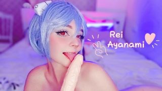 Rei Ayanami cosplayant une salope avec de jolis petits seins baisée dans un clip hentai