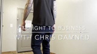 A tetovált nagydarab Chris Damned Christian Wilde-t rugdalózón, mély seggbedugást és forró arcra élvezést élvez.