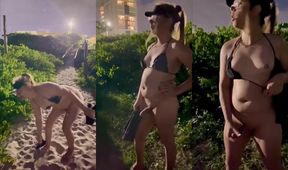 Tirei a calcinha na praia gozei pelada gozando em público