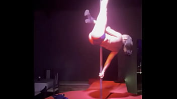 Stripper bem safadinho na boate e brincando com meu cuzinho metendo o plug