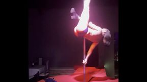 Stripper bem safadinho na boate e brincando com meu cuzinho metendo o plug