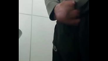 Fui mijar no banheiro da minha amiga, safada, tive que ficar conversando com ela.