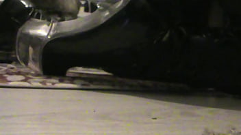 Branlette sur mes cuissardes vernies...Une petite vid&eacute_o ou je te montre mes ...