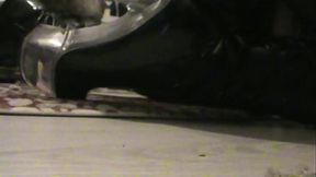 Branlette sur mes cuissardes vernies...Une petite vid&eacute_o ou je te montre mes ...