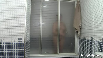 Voyeurisme Espionne cette amatrice dans sa salle de bain ! Toute nue !