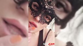 ”Amateur milf starts to rub her twat but still she's covering her face not to be recognized.”