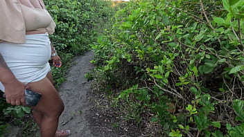 Lotando o Cuzinho da Safada: Foda Anal na Praia no Pelo e sem D&oacute_