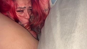 POV com ruiva linda submissa engolindo no escuro e depois sentando com força até gozar – garganta profunda, tapa na cara e dominação real