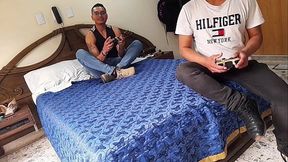 Tarde de videojuegos y mis amigos terminan follando